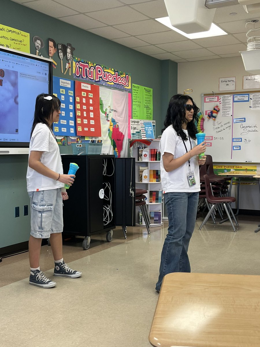 cbracksieckCHS's tweet photo. Locura de marzo 2026 always ends with some lip syncing! @WeAreGRHS @Elisabeth13 https://t.co/blBPuy8Y5F