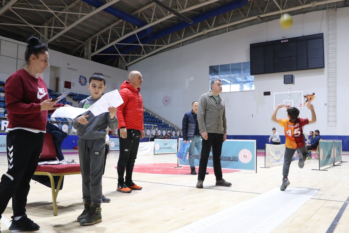📌Uygulamalarda; sürat, dayanıklılık, esneklik, kuvvet ve koordinasyon ölçümleri yapılıyor. 

📌İl Müdürümüz Emin Yıldırım ve Spor Hizmetleri Müdürümüz Sabri Demir Yetenek Taraması çalışmalarını yerinde izleyerek tarama ekibinden bilgi aldı.