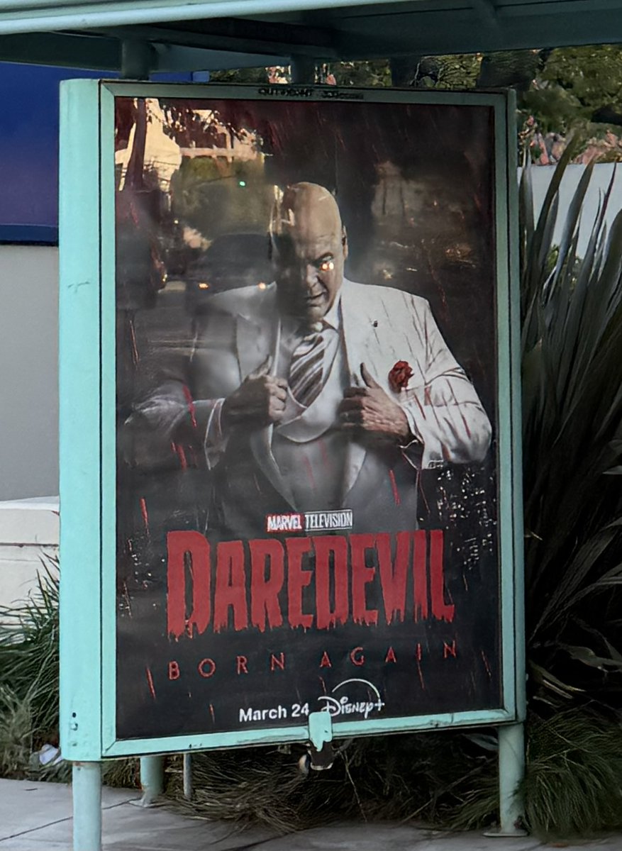 CapitanAlex29's tweet photo. Nuevo poster de la segunda temporada de la serie de #DaredevilBornAgain de #MarvelStudio visto en una parada de autobús. https://t.co/oLfzbfEhLP