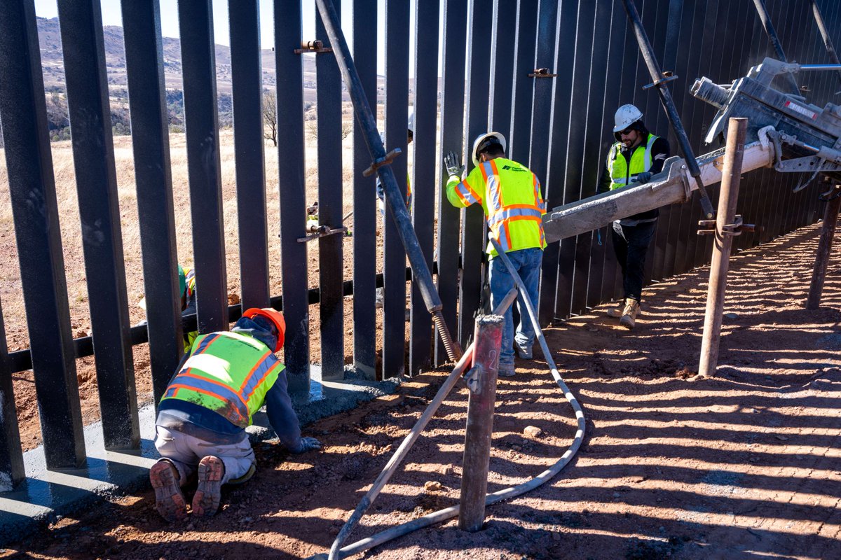 borderObserver's tweet image. Search Engine 66 Headlines for #Mon  9 Mar 2026
hayzwire.com/index.html
16 clusters from headlines
hayzwire.com/headlines/clus…
4 headlines with the keyword ICE
hayzwire.com/headlines/clus…

US-MX Border wall construction continues, recent progress near Nogales, AZ