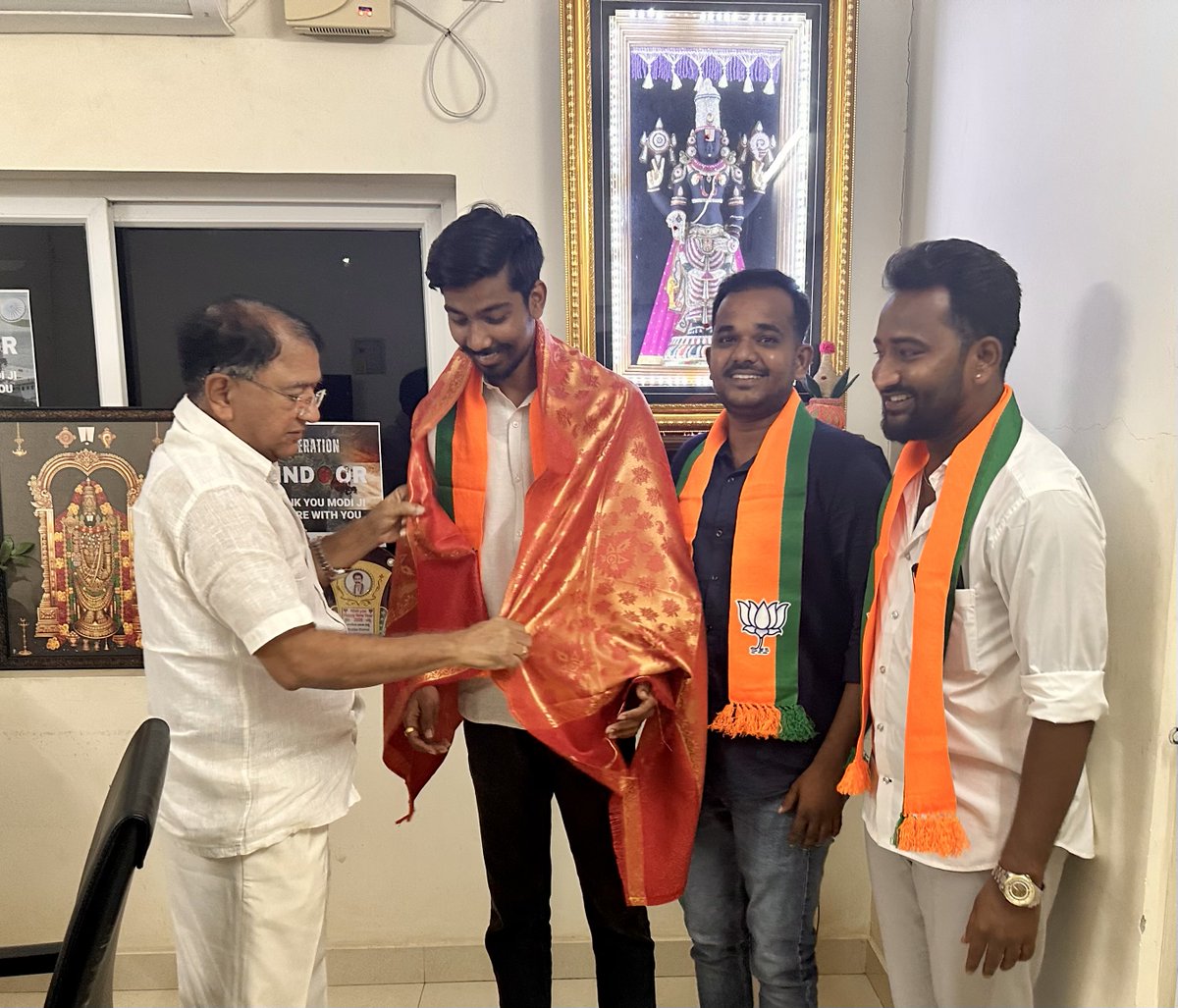 venkyabvp's tweet photo. విశాఖ జిల్లా యువమోర్చా ప్రధాన కార్యదర్శులుగా నియమించిన సందర్భంగా నేను మరియు సోదరుడు అజయ్ యాదవ్ గారు జిల్లా అధ్యక్షులు మూర్తి గారితో కలిసి బీజేపీ సీనియర్ నాయకులు,రాష్ట్ర కోశాధికారి శ్రీ నాగేంద్ర గారిని మర్యాదపూర్వకంగా కలవడం జరిగింది... 🙏🏻 https://t.co/HiooIQrZft
