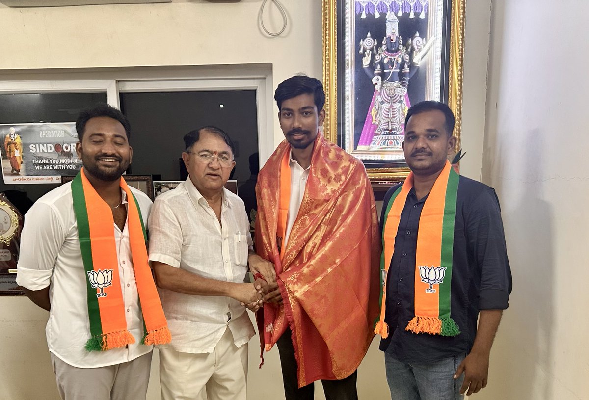 venkyabvp's tweet photo. విశాఖ జిల్లా యువమోర్చా ప్రధాన కార్యదర్శులుగా నియమించిన సందర్భంగా నేను మరియు సోదరుడు అజయ్ యాదవ్ గారు జిల్లా అధ్యక్షులు మూర్తి గారితో కలిసి బీజేపీ సీనియర్ నాయకులు,రాష్ట్ర కోశాధికారి శ్రీ నాగేంద్ర గారిని మర్యాదపూర్వకంగా కలవడం జరిగింది... 🙏🏻 https://t.co/HiooIQrZft