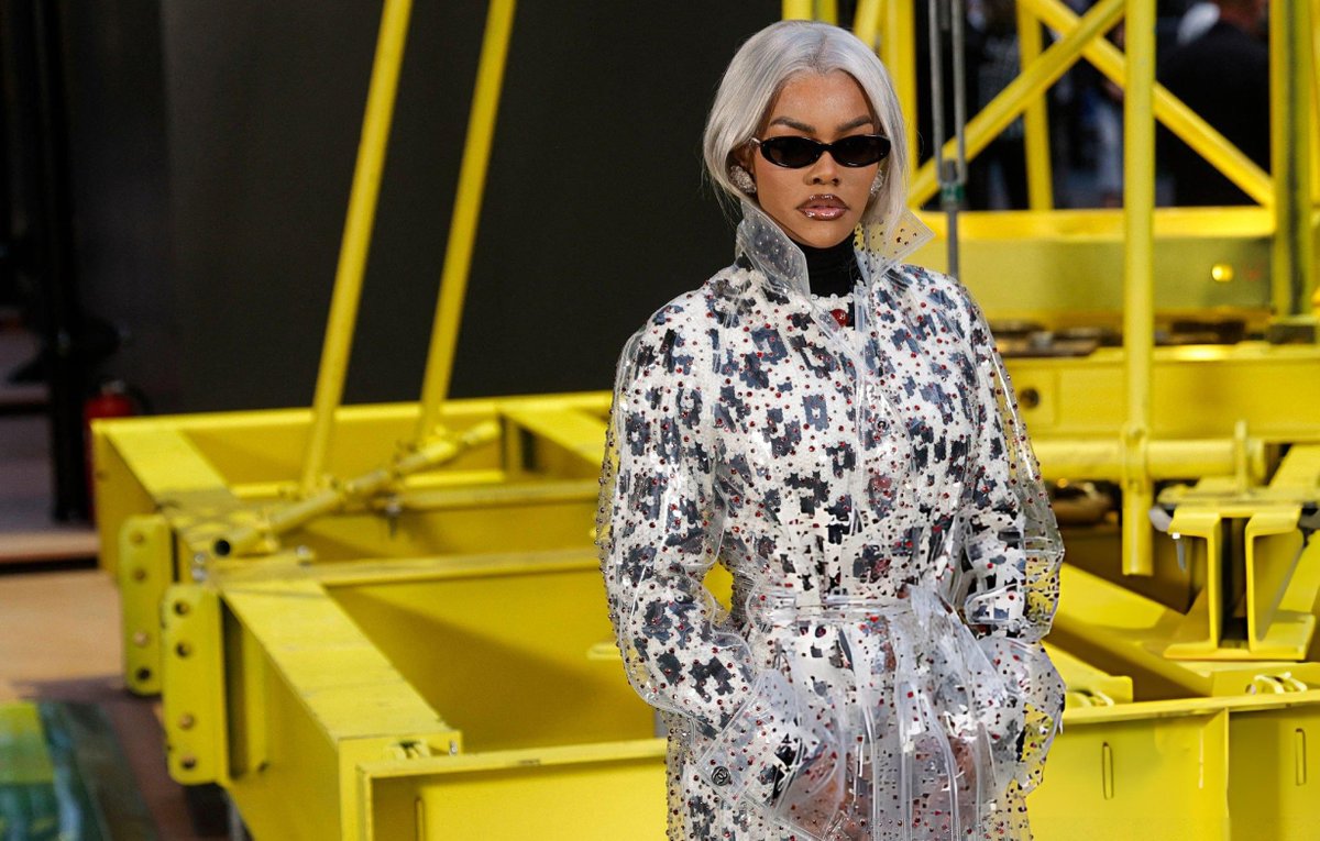 21metgala's tweet photo. Teyana Taylor at Chanel fashion show. https://t.co/vyXMZtqn2p