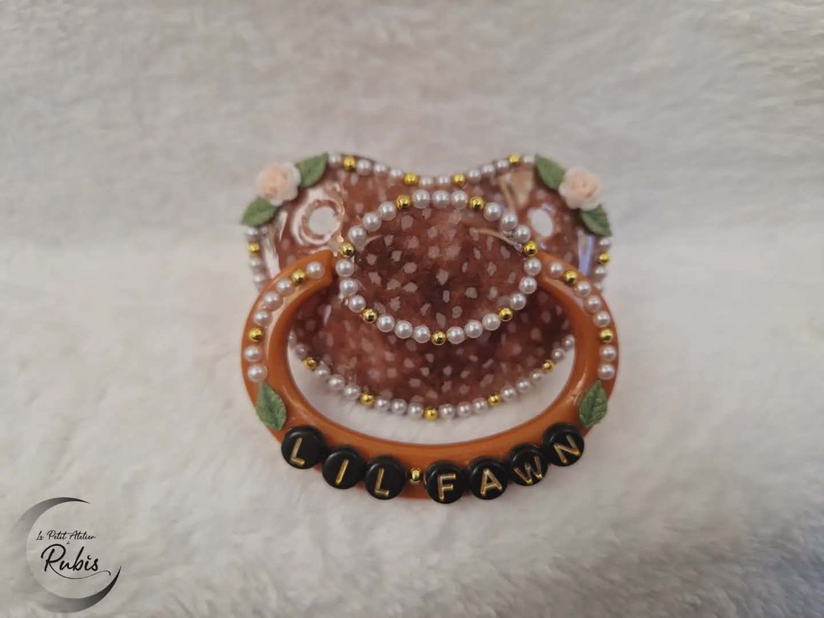 SpinelEtrubis's tweet photo. 🌙 LIL FAWN 🦌
🇨🇵 Qui adoptera ce petit faon ? 🤎
🇬🇧 Who will adopt this little fawn ? 🤎
⚠️ Each piece is unique
https://t.co/21DMNPzwlm
#pacifier #decopacishop #ageregressionshop #agereshop #ageplay #ddlg #abdl #daddy #littlegirl #littleboy #mommy #régression #stress https://t.co/8XEl9fOkhJ