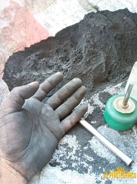 Las manos de un trabajador Pirotécnico. Manos moldeadoras de la pólvora convirtiendo el fuego en arte.🎇🧡 Excelente día.💥
¡Gran trabajo el del pirotécnico!🎆✨
📸: Rodrigo Gal Sil
#pirotecniaInternacional #pirotecniamexicana #fuegosartificiales