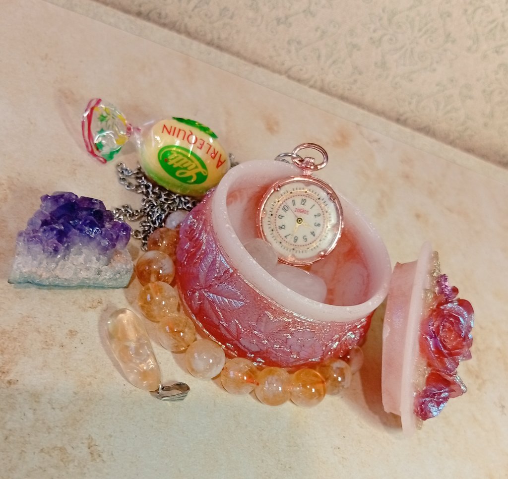 Encore un autre modèle de petit pot vintage floral ! 

Passez en DM pour l'obtenir ! 

🔄🤍💬