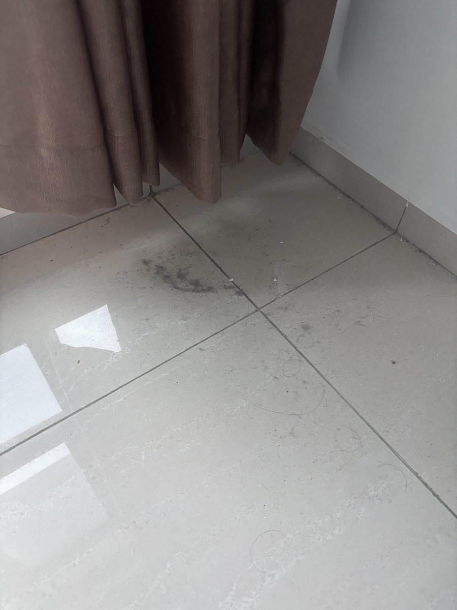 joseescu's tweet photo. @mindclimb25 Cosas que yo me encontré en mi último Airbnb. Puse una mala reseña? No. 
Hablé con el propietario para que lo supiera y cambiase de limpiadora, y ya está (a pesar de eso, el apartamento estaba muy bien ubicado y era grande).
Las críticas deben ser constructivas, no destructivas https://t.co/ldEzCyejKL