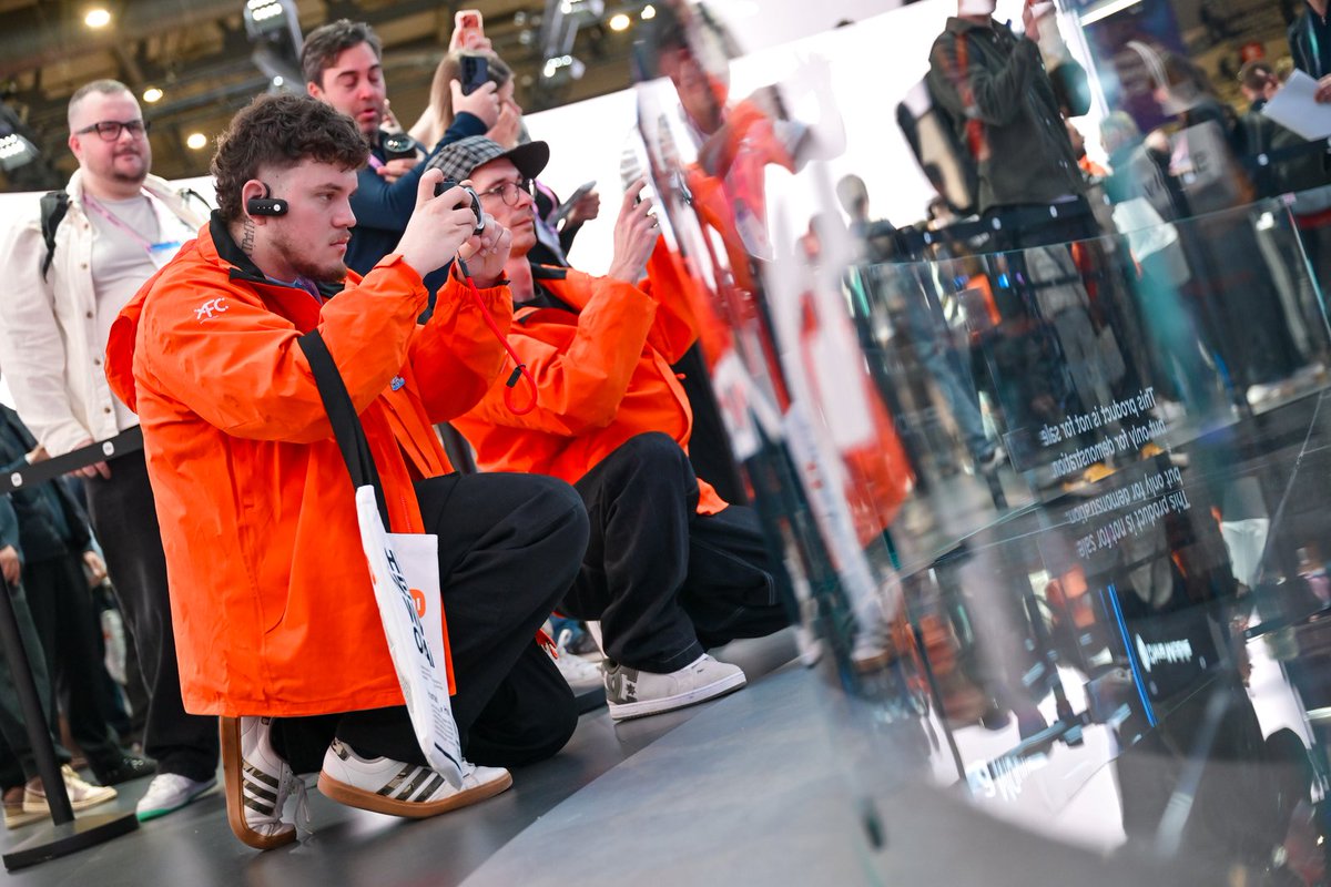 XiaomiBrasil's tweet photo. Testaram. Amaram. Agora querem no mundo todo. 🌍❤️
Esse é o clima na #MWC26, enquanto os Xiaomi Fans experimentam de perto as mais recentes inovações — do Xiaomi 17 Ultra ao SU7 Ultra e ao smart living.
O mundo está pronto para a #TheNewWaveofAI. https://t.co/07mQ59t01i