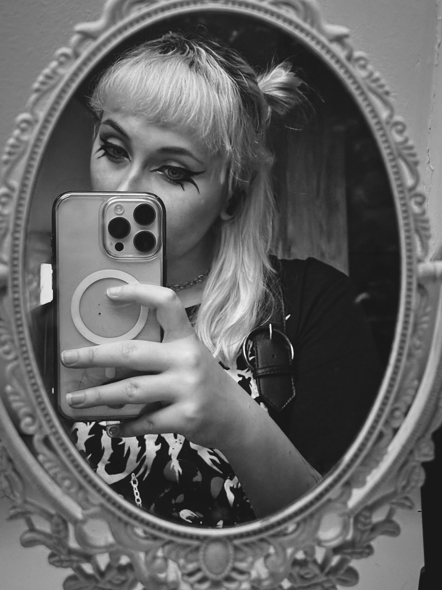 pauline 🧛🏻‍♀️ tweet media