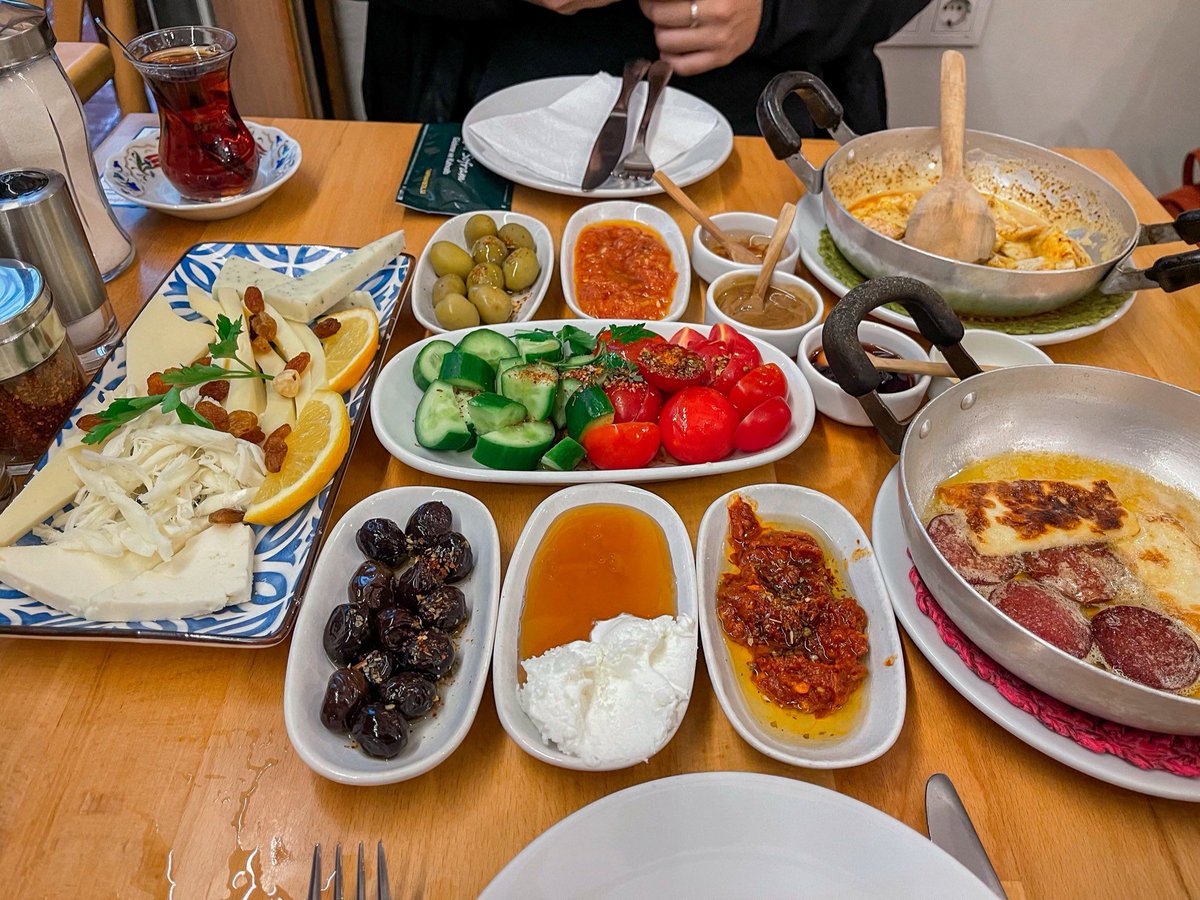 JMNewsNetwork_'s tweet photo. Spanish tourist's post upon arriving in Turkey:

"As a Spaniard, I can say the Turkish breakfast is the most beautiful thing you will eat in your life." https://t.co/54bdhJvPqy