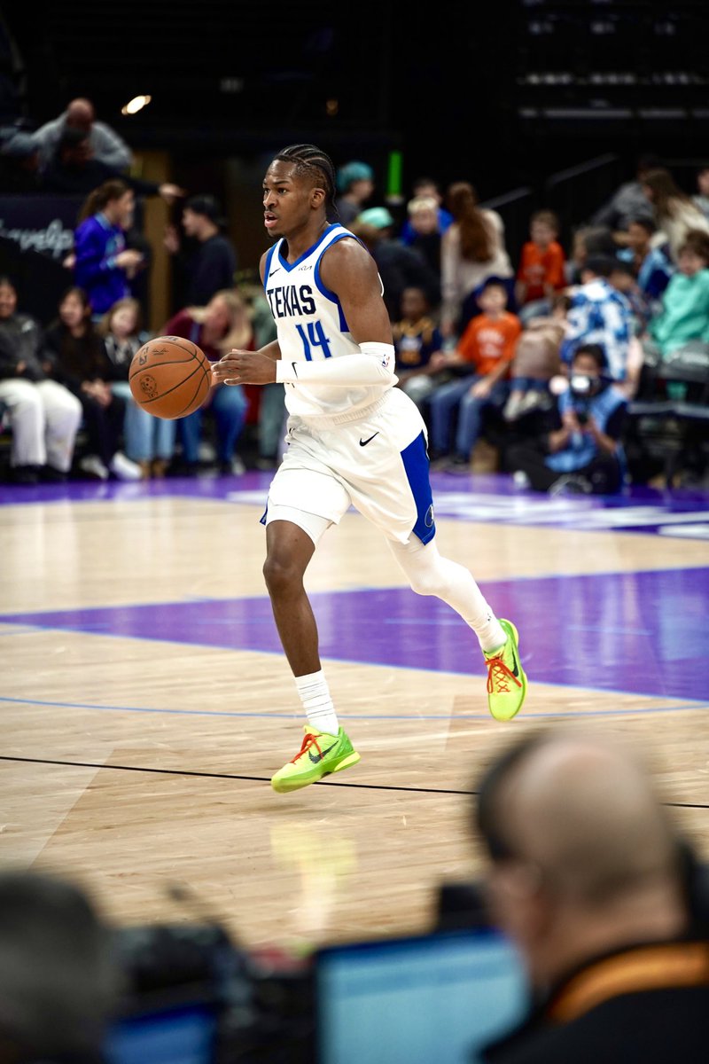 TexasLegends's tweet photo. Miles Kelly on a heater with 23 in the first half 🔥🎯

@Kelly5Miles https://t.co/Nfux3XAmdx