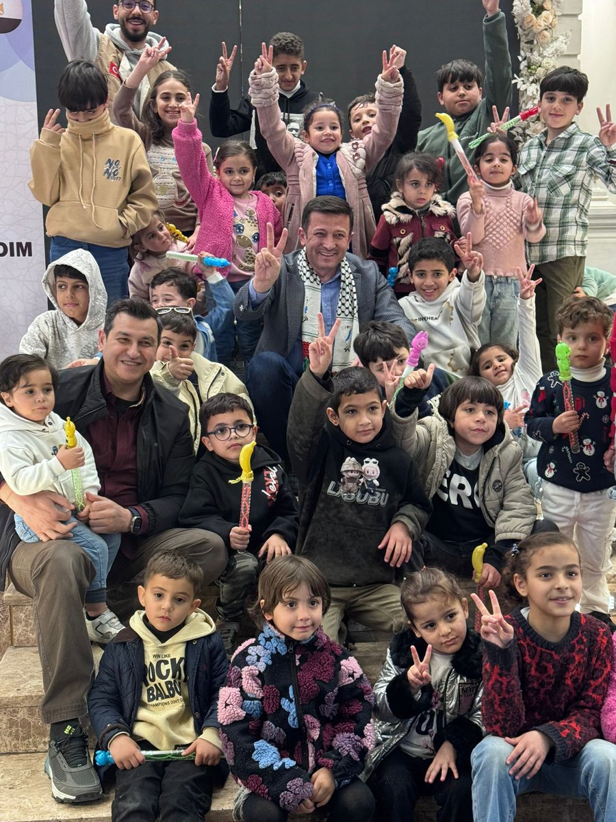 Bugün iftar soframızda Gazzeli çocuklar vardı.

Onca acıya rağmen gülümsemeyi unutmuyorlar.