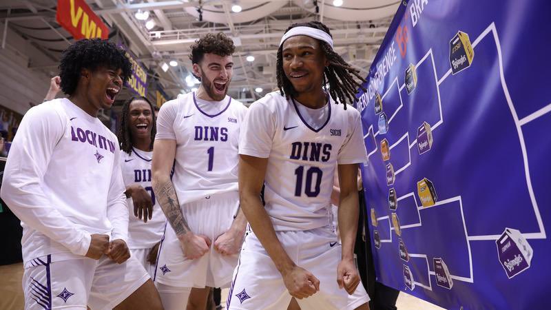 TheInternMason's tweet image. In the thick of it…

Furman ML (+110)

Campbell ML (+120)

Santa Clara +4.5 

All I see is green today