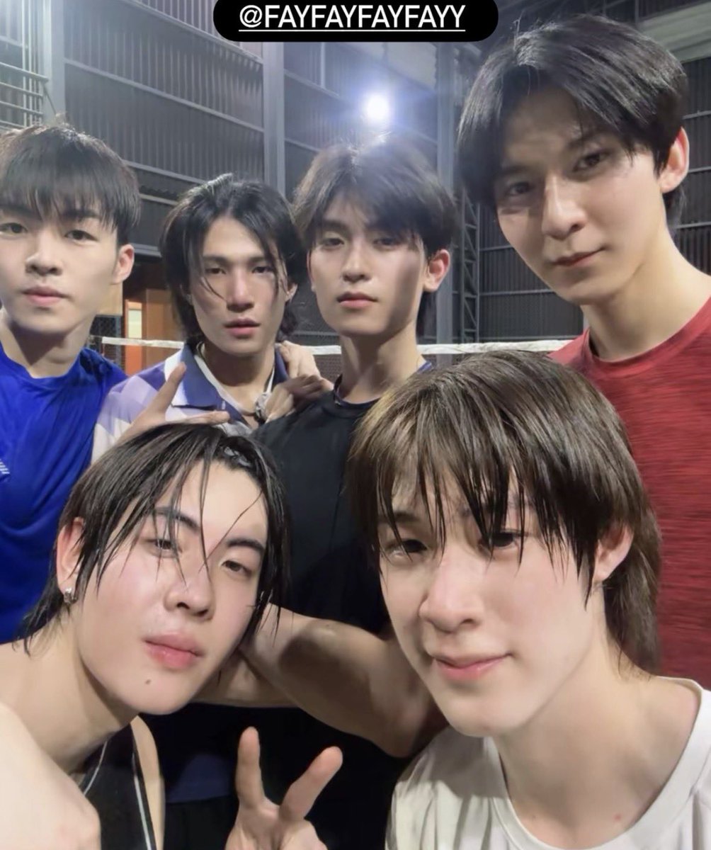 สีส้มไม่ต้องห่วง ตอนนี้น้องเฟิ้ดใส่ชุดบาสมาซ้อมแบดแล้วคับ