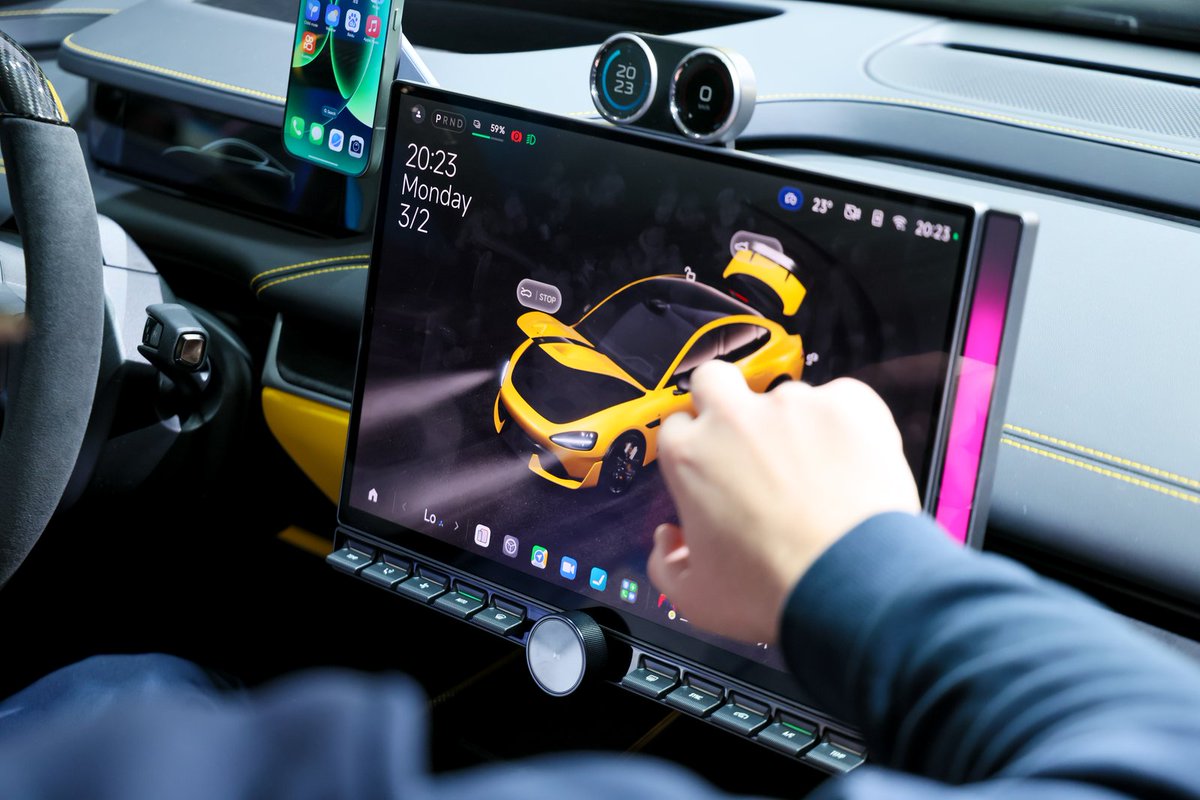 XiaomiBrasil's tweet photo. Ao volante do futuro. 🚗✨
Na #MWC26, os visitantes estão entrando no SU7 Ultra e vivenciando o ecossistema inteligente Human × Car × Home da Xiaomi como nunca antes. Seu carro, sua casa, sua vida — tudo conectado pela Xiaomi.
#TheNewWaveofAI https://t.co/y1RB8UVWEO