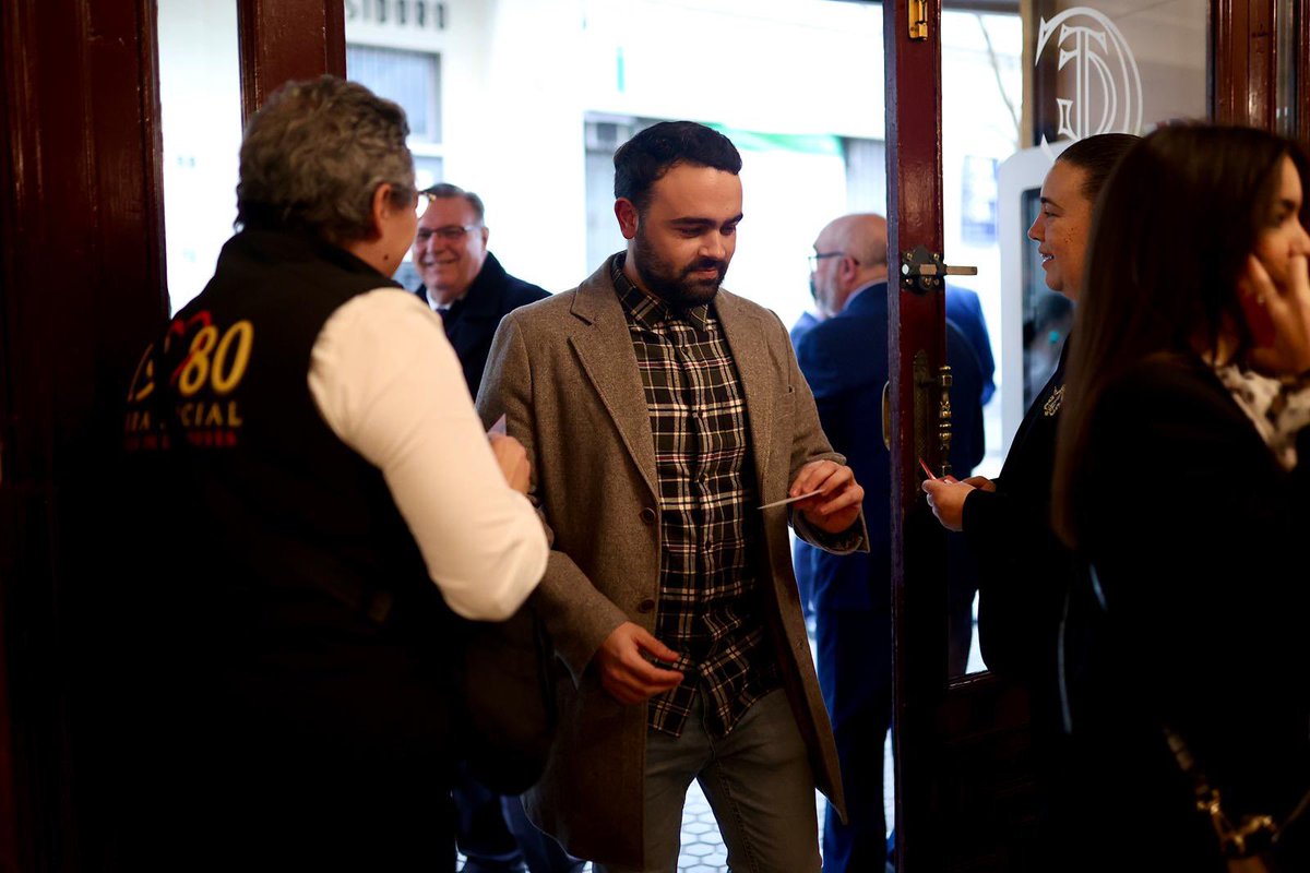🍿🎥 Tomen asientos, pongan en silencio los teléfonos móviles y disfruten, estamos en la première de CONTIGO (El Documental).
