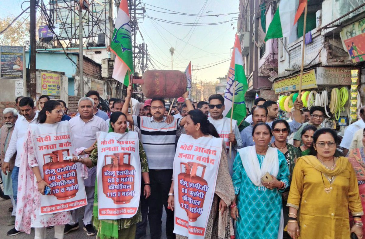 घरेलू LPG सिलेंडर में ₹60 एवं कॉमर्शियल गैस सिलेंडर में ₹115 की बढ़ोतरी का विरोध।

#महंगाई_के_खिलाफ #LPGPriceHike #GwaliorCongress #MahilaCongress