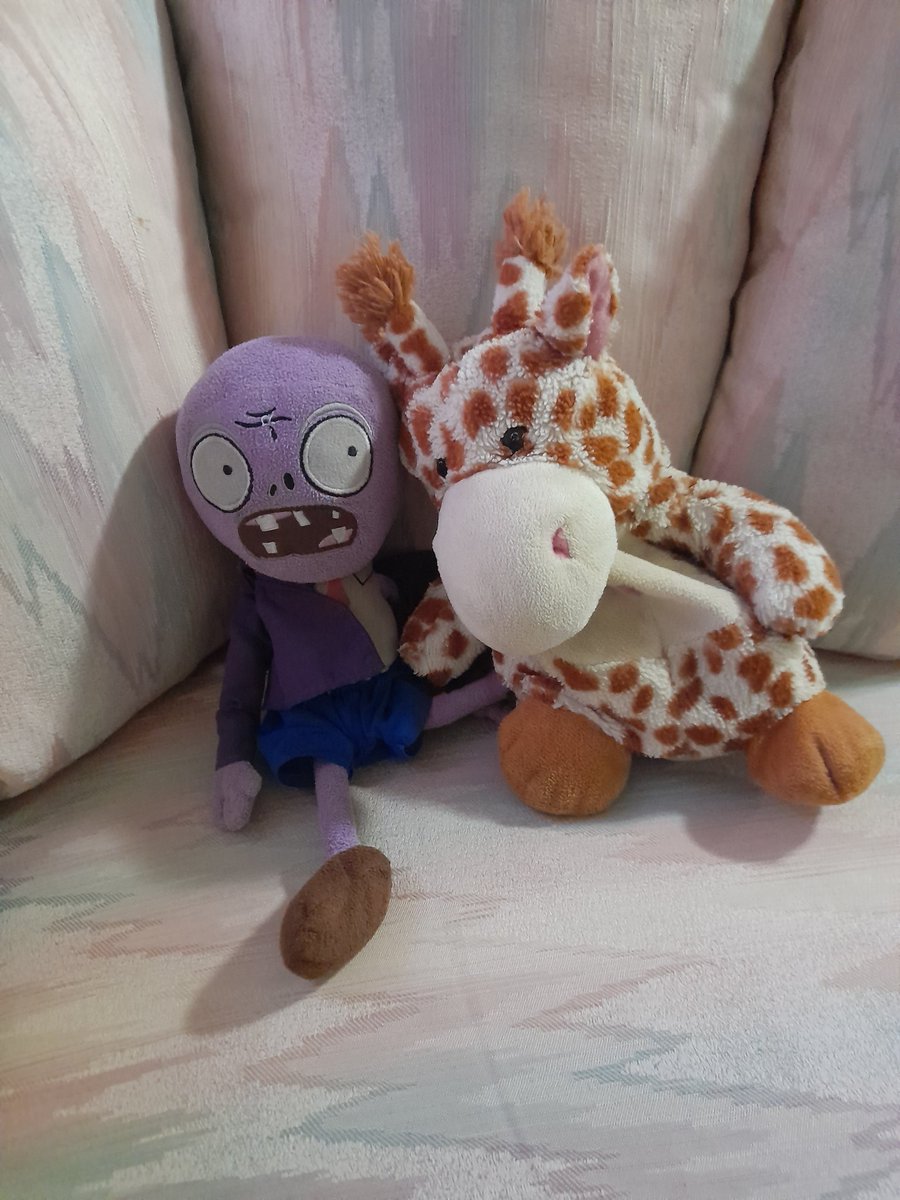 Zakar00m's tweet photo. My stupid plushs that I like to call them as Zobert(the same one from #ContainmentBreaking) and Giraffo!! Im just showing them cuz I will maybe post some stuff bout them and my other plushs for fun! https://t.co/4ZHOWZith4