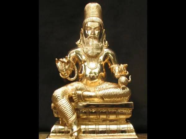 DRRamvarma22's tweet photo. తిరుపతి సమీపంలోని తొండవాడ అగస్తీశ్వర రుద్రకోటేశ్వరాలయంలో శివుడు విగ్రహ రూపంలో దర్శనమిచ్చే అరుదైన క్షేత్రం ఉంది. ఇక్కడ ఒకే విగ్రహం ఒకవైపు శివునిగా, మరోవైపు కేశవునిగా (హరిహరులు) దర్శనమిస్తుంది, ఇది ఇక్కడి ప్రత్యేకత. ఈ ప్రాంతంలో శివుడు సాధారణ లింగాకారం కాకుండా, మూర్తి రూపంలో భక్తులకు కనువిందు చేస్తాడు.

తొండవాడ శివ కేశవ వ��గ్రహం గురించి ముఖ్యమైన వివరాలు:
హరిహర రూపం: విగ్రహాన్ని ఒక వైపు నుండి చూస్తే శివుడు, మరో వైపు నుండి చూస్తే విష్ణువు (కేశవుడు) కనిపిస్తారు.
ప్రత్యేకత: శివుడు విగ్రహ రూపంలో దర్శనమిచ్చే చాలా అరుదైన ఆలయాలలో ఇది ఒకటి, ఇది సహజంగా వెలసినదిగా భావిస్తారు.
స్థానం: ఇది చిత్తూరు ��ిల్లా, తిరుపతికి సమీపంలోని తొండవాడలో ఉంది. 

తిరుపతి సమీపంలోని సురుటుపల్లిలో కూడా శివుడు శయన భంగిమలో (శ్రీ మహావిష్ణువులా) సశరీర రూపంలో దర్శనమిస్తాడు.