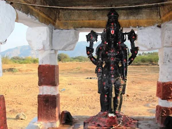 DRRamvarma22's tweet photo. తిరుపతి సమీపంలోని తొండవాడ అగస్తీశ్వర రుద్రకోటేశ్వరాలయంలో శివుడు విగ్రహ రూపంలో దర్శనమిచ్చే అరుదైన క్షేత్రం ఉంది. ఇక్కడ ఒకే విగ్రహం ఒకవైపు శివునిగా, మరోవైపు కేశవునిగా (హరిహరులు) దర్శనమిస్తుంది, ఇది ఇక్కడి ప్రత్యేకత. ఈ ప్రాంతంలో శివుడు సాధారణ లింగాకారం కాకుండా, మూర్తి రూపంలో భక్తులకు కనువిందు చేస్తాడు.

తొండవాడ శివ కేశవ వ��గ్రహం గురించి ముఖ్యమైన వివరాలు:
హరిహర రూపం: విగ్రహాన్ని ఒక వైపు నుండి చూస్తే శివుడు, మరో వైపు నుండి చూస్తే విష్ణువు (కేశవుడు) కనిపిస్తారు.
ప్రత్యేకత: శివుడు విగ్రహ రూపంలో దర్శనమిచ్చే చాలా అరుదైన ఆలయాలలో ఇది ఒకటి, ఇది సహజంగా వెలసినదిగా భావిస్తారు.
స్థానం: ఇది చిత్తూరు ��ిల్లా, తిరుపతికి సమీపంలోని తొండవాడలో ఉంది. 

తిరుపతి సమీపంలోని సురుటుపల్లిలో కూడా శివుడు శయన భంగిమలో (శ్రీ మహావిష్ణువులా) సశరీర రూపంలో దర్శనమిస్తాడు.