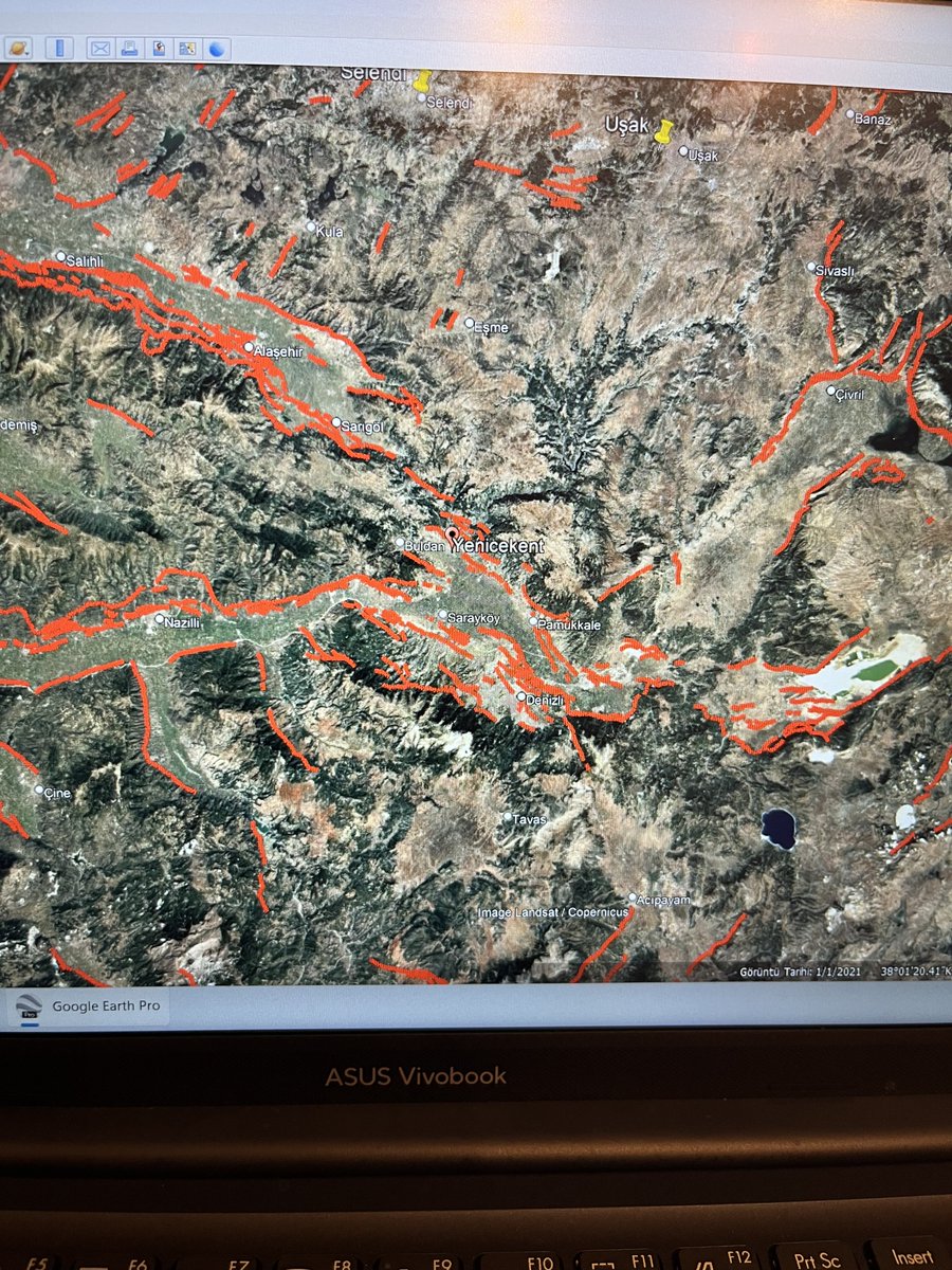 Denizli çevresinde, graben sistemi etrafında 4 lük ve 5lik depremler oluyor.Bölge aktif ve K-S geriliyor. Sebebi Anadolu Levhasının batıya kaçışı. Geçmiş olsun