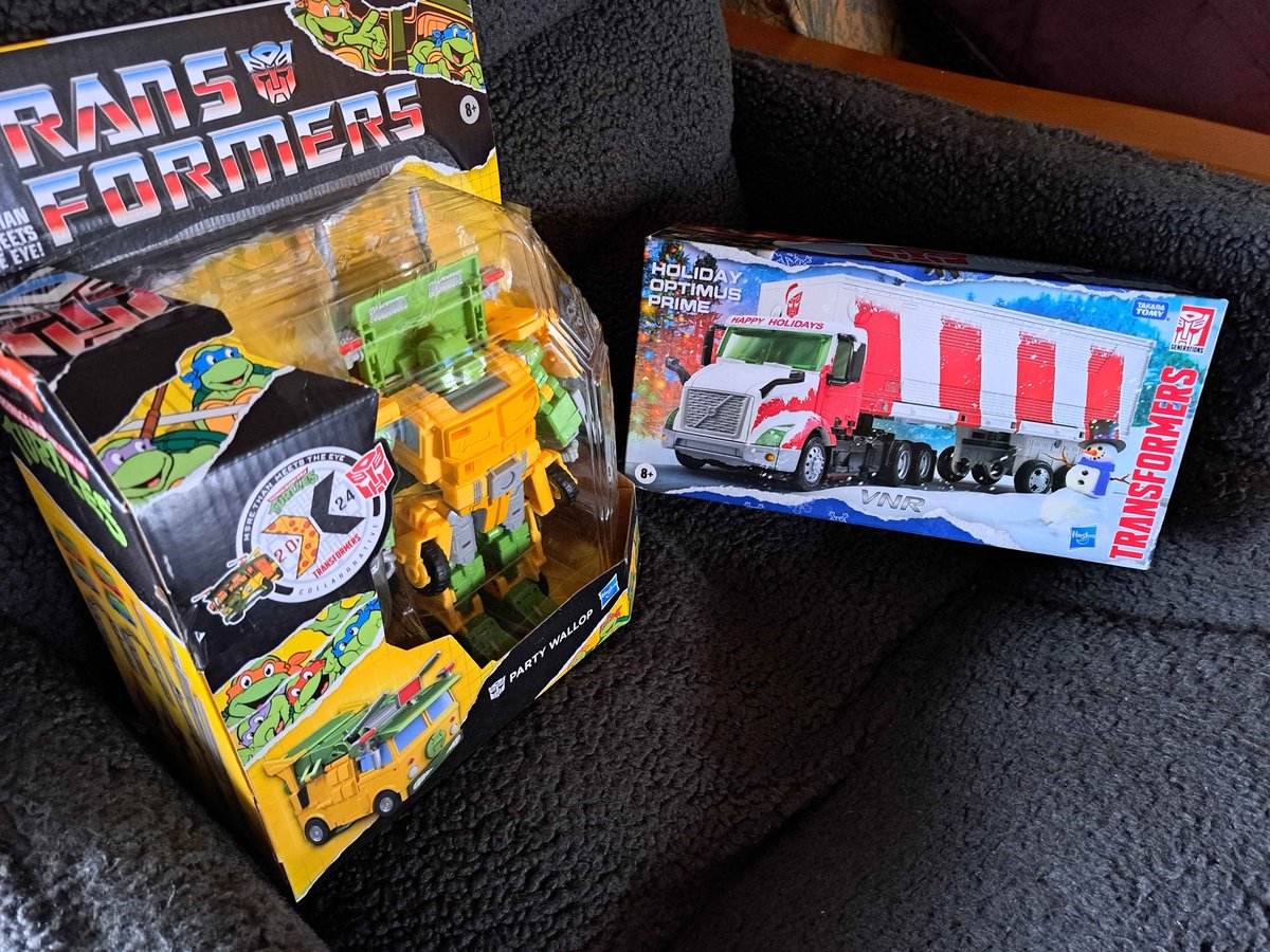 DesignsRainbird's tweet photo. My first ever Throne gifts arrived! 👑Im so overwhelmed by the generosity and kindness of my community on my birfday🥲 https://t.co/2la4mPeZHy