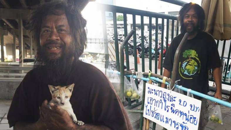 🇹🇭🍋Ce SDF thaïlandais VEND des citrons toute la journée à Bangkok pour nourrir ses chats errants.

À Bangkok, près de la station de BTS Mo Chit, un homme sans domicile fixe surnommé Loong Dum de son vrai nom Somsak Yaluemde selon certaines sources est devenu viral sur les