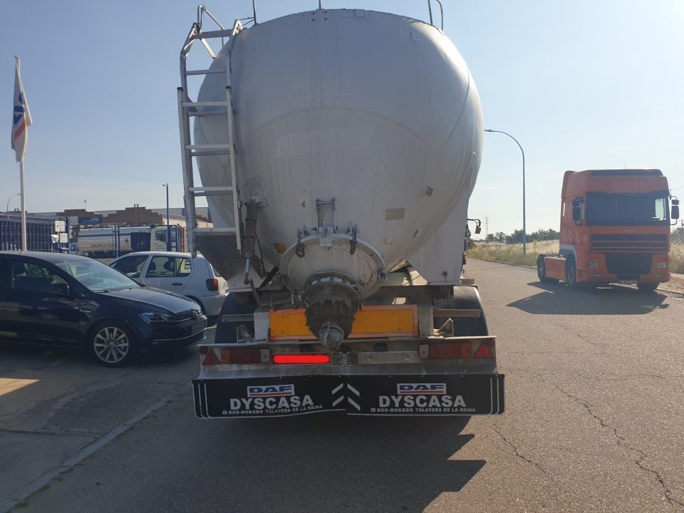 dyscasa's tweet photo. 🚛 Benalu cisterna basculante en venta

33 m³ | 3 ejes | suspensión de ballestas
Ideal para transporte de orujo de aceite
📅 11/08/1998
💰 10.000 € + IVA
📍 Talavera de la Reina
📞 925 80 62 85
🔗 https://t.co/UEDx18HVZM
#Benalu #Semirremolque #Orujo https://t.co/8m2XVO4zaR