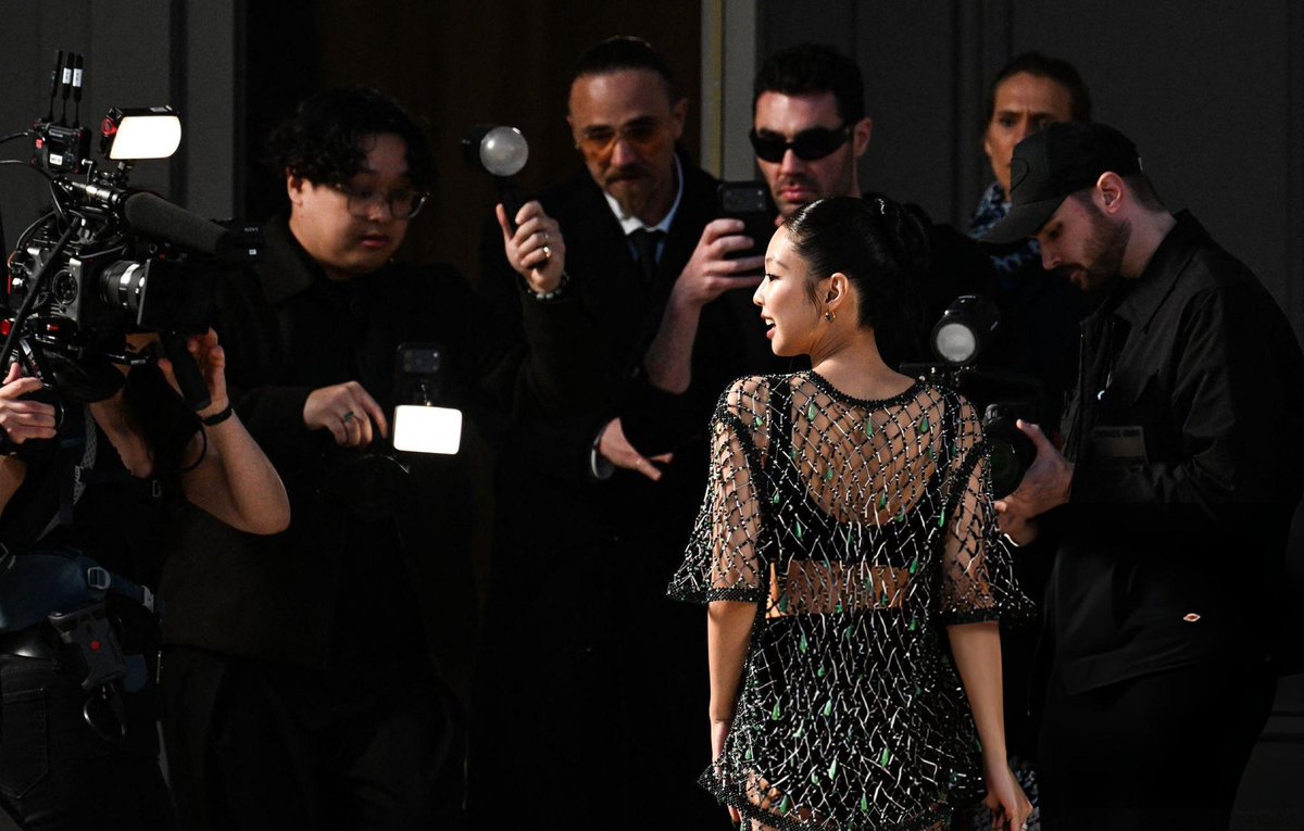 BLINKS, no importa a la hora que vean esto, comenten 3 veces y den RT por JENNIE 

JENNIE CHANEL ICON
#JENNIExChanelFW26
#CHANELFallWinter 
#JENNIE <a href="/CHANEL/">CHANEL</a>