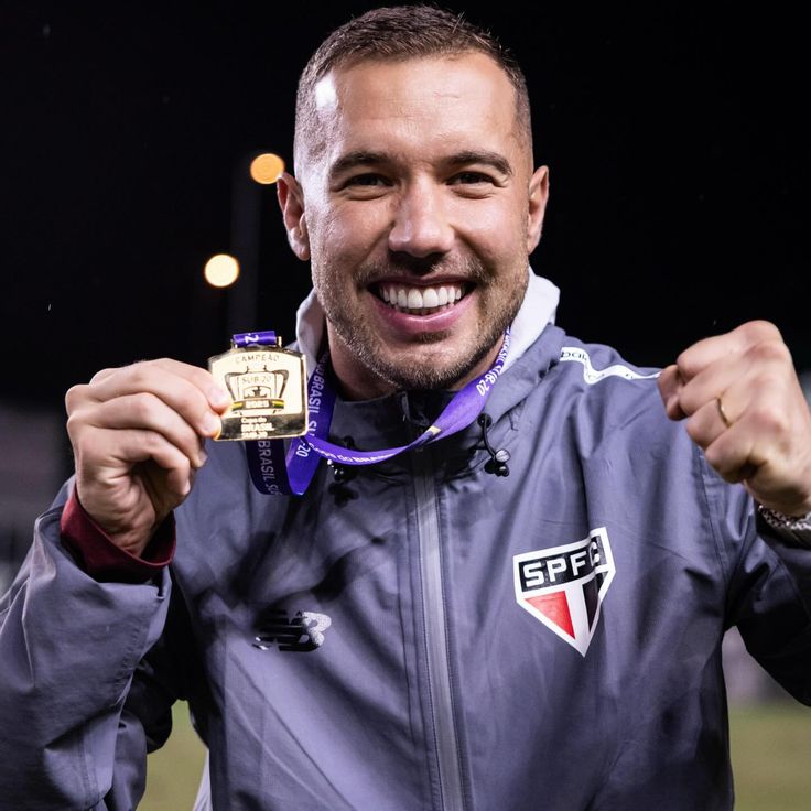 Allan Barcelos assume e deixa a diretoria trabalhar na escolha do novo técnico, sem pressa. Não podemos mais errar na escolha do treinador.