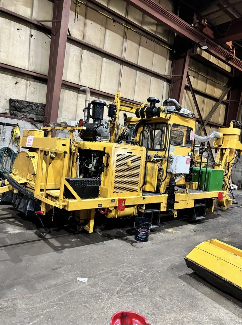 RailTrader_'s tweet photo. 1994 KERSHAW MODEL 38-4 RAILROAD KRIBBER ADZER MAINTENANCE OF WAY MACHINE

$149,500.00

https://t.co/jTitFIx85m https://t.co/R5vBHBI2BK