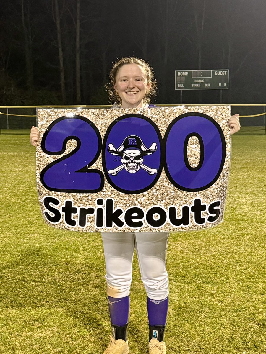 Lady Lightning Gold Dom tweet media