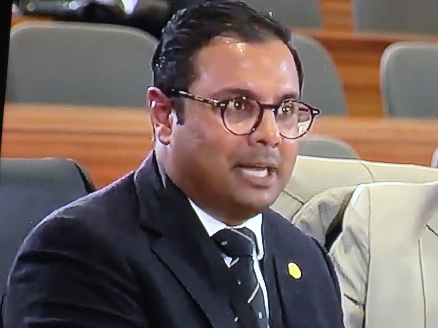 The leader of the entourage "Mr in camera"  brought by Suleiman is going to eat,it means this man is worth billions,he selected only the fordsburg gang.
#MadlangaCommission