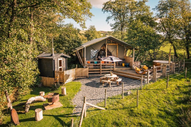 TheHolidayCots's tweet image. 🌲Stellar Safari Lodge at Lôn Lodges is a luxury glamping retreat on a private family farm in the beautiful Mid Wales countryside. Visitors can unwind on the veranda or relax in the wood-fired hot tub &amp;amp; traditional sauna.

🛏️ Sleeps 6
theholidaycottages.co.uk/powys/8718 

#MidWales #Glamping