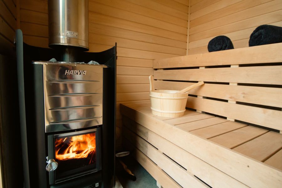 TheHolidayCots's tweet image. 🌲Stellar Safari Lodge at Lôn Lodges is a luxury glamping retreat on a private family farm in the beautiful Mid Wales countryside. Visitors can unwind on the veranda or relax in the wood-fired hot tub &amp;amp; traditional sauna.

🛏️ Sleeps 6
theholidaycottages.co.uk/powys/8718 

#MidWales #Glamping