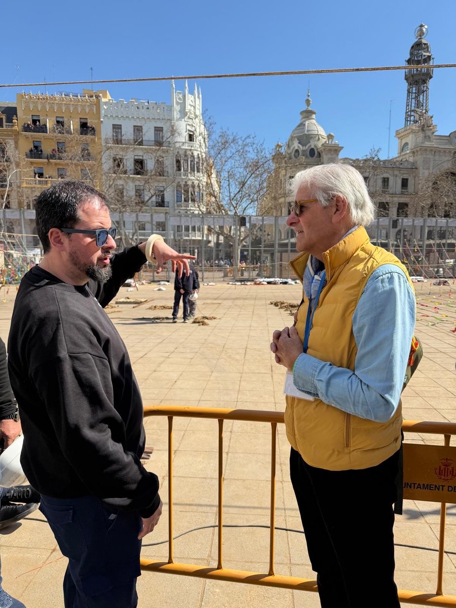 SEOR_ESP's tweet photo. Hoy hemos estado con los Dres. @Antoniojconde y #MjCalatayud en el corazón de la Mascletá de la plaza del Ayuntamiento de Valencia,  junto a Vicente Albarranch de #pirotecnia_turis ,  paciente de PAN-CREAS SOLIDARIO  Unidos por la investigación , José María Fuertes y Joaquin Casanova. 

 Muchas gracias Vicente por enseñarnos los entresijos de la preparación de los 160 kg de pólvora de este año.
