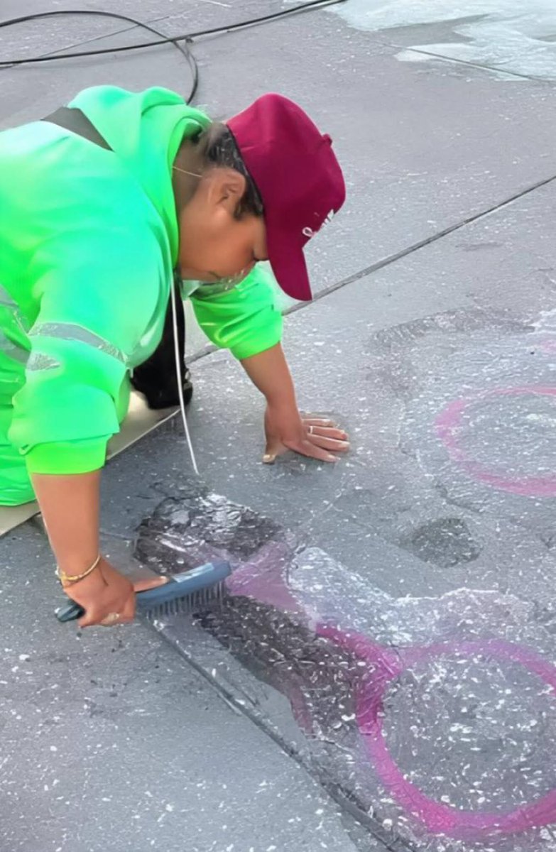ar2_mx's tweet image. :#Ar2Reflexión🦎🤔:
Ayer salieron las mujeres a las calles por el #8M… externando su enojo de la forma más equivocada, VANDALIZANDO y DESTRUYENDO lo que veían a su paso… y al final provocaron que hoy miles de OTRAS MUJERES estén limpiando y arreglando todo lo destruido.