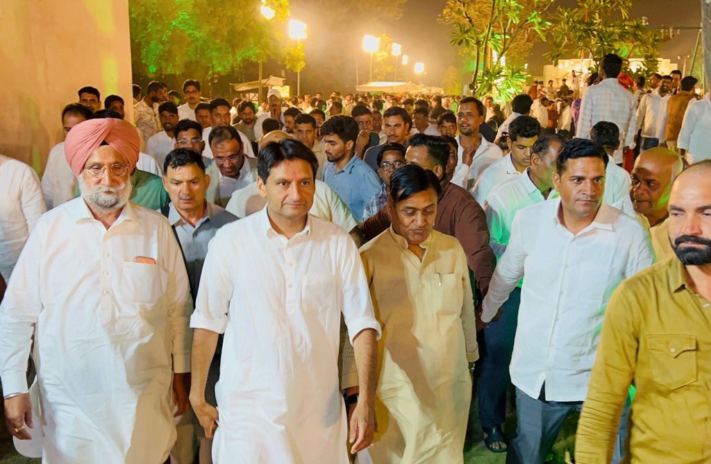 DeependerSHooda's tweet photo. आज जयपुर (राजस्थान) में लाडनूं के लोकप्रिय विधायक और मेरे छोटे भाई @MukeshBhakar_ के विवाह समारोह में सम्मिलित होकर उन्हें हार्दिक शुभकामनाएं दीं। इस मांगलिक अवसर पर उनके परिवारजनों से भेंट कर उन्हें भी बधाई दी।

​मैं मुकेश और कोमल जी के सुखद एवं मंगलमय वैवाहिक जीवन की कामना करता हूँ।