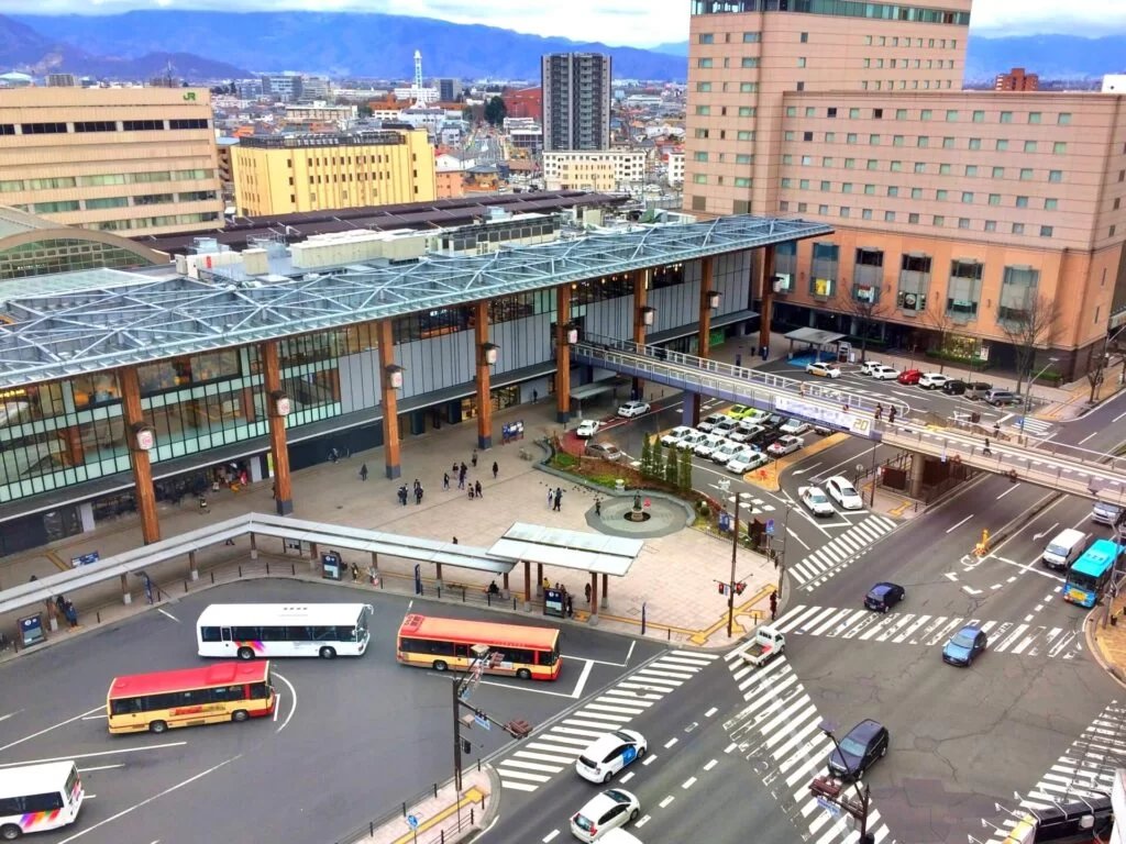 GardienneWorld's tweet photo. Estación de Nagano, prefectura de Nagano.
Me encanta lo bien recreada que está. Son estos detalles los que amo de esta serie 🥰😍🔥🚈🚌
#DetectiveConan #OneEyedFlashback https://t.co/TwaAosMzXH