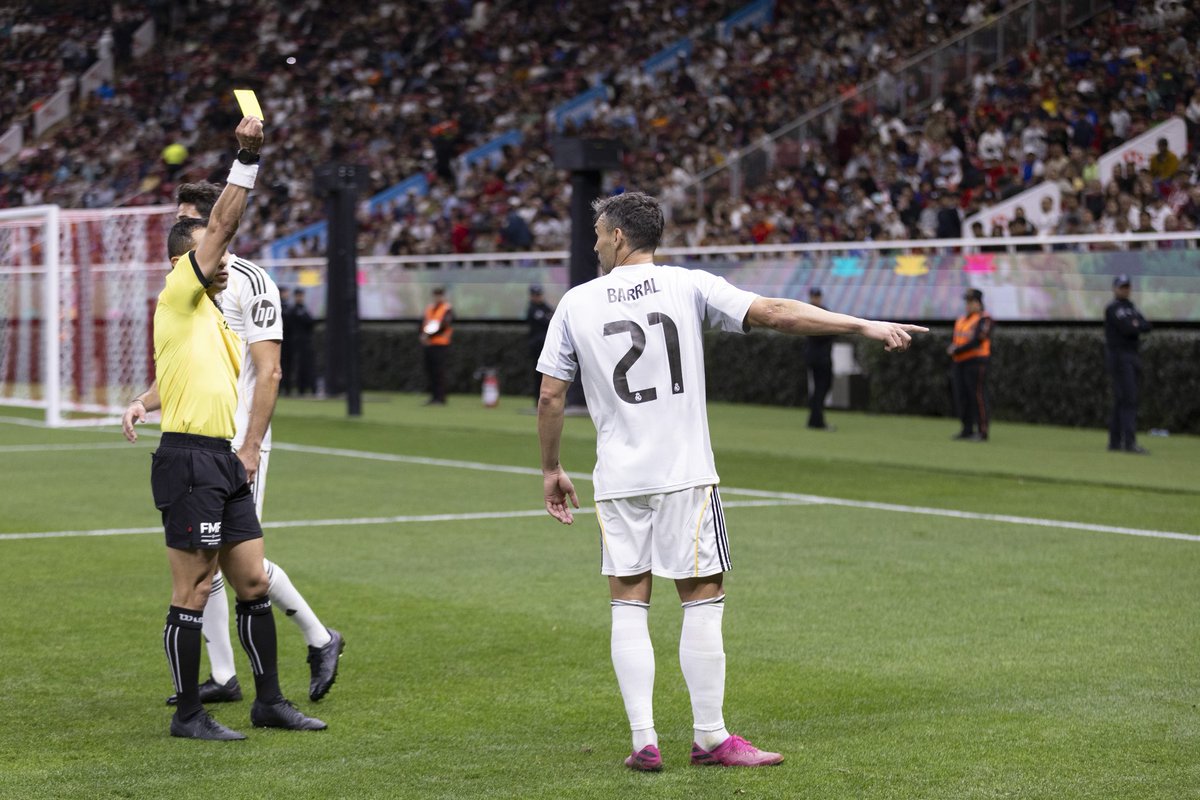 barral23's tweet photo. Real Madrid - Barcelona en Guadalajara (México) 
Volver a sentir !! 🤍 https://t.co/RVe3CP05Ka