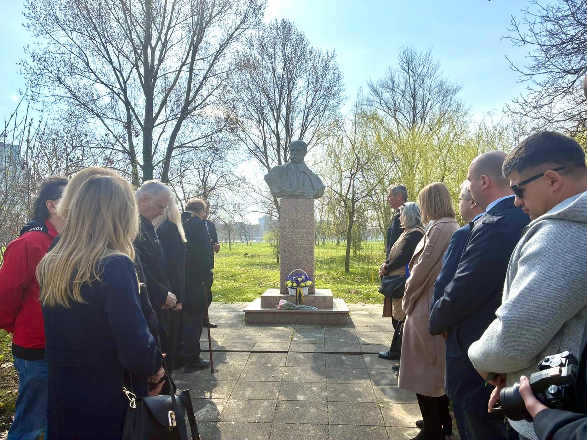 Ми до Тебе, Тарасе, на сповідь ідемо.. Як до Апостола правди і свободи йдемо. Як до Месії. 
Як до Кобзаря, якого слухають віки.
Ідемо з думкою, що «страшно впасти у кайдани, умирать в неволі, а ще гірше - спати, спати, і спати на волі..».