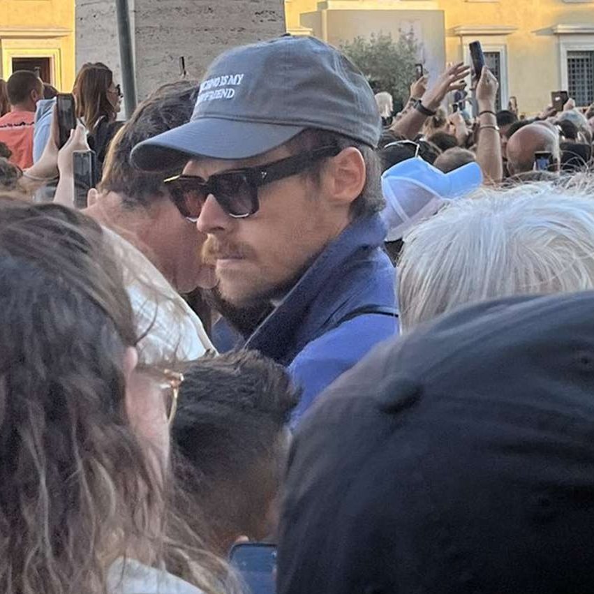 HSNewsItalia's tweet photo. 🎙️ #NEW | Harry parla di come si sia sentito nell'assistere dal vivo, a Roma, all'annuncio di Papa Leone XIV:

“Penso sia questa idea per cui esiste una vulnerabilità intrinseca nelle persone, dove ci ritroviamo tutti insieme e c'è questa sorta di ammissione del tipo: ci stiamo radunando per qualcosa che non possiamo vedere e che non possiamo sentire sempre, e che non è necessariamente tangibile come le cose che ci circondano costantemente. Mi sembra che ci sia vulnerabilità nel dichiarare che crediamo tutti in qualcosa, che sia la musica o la religione. Penso che, specialmente in un'epoca in cui la fede nell'eterno e nella religione in quel senso è minore rispetto al passato, abbiamo perso molti rituali in questo cambiamento. Credo che avere questi momenti di ritualità, di aggregazione e di fede in qualcosa -e non deve per forza essere Dio o un'entità specifica, può essere la musica, l'ambiente, la poesia o la natura- sia importante. In un periodo in cui siamo così isolati gli uni dagli altri e così divisi, per me è stata semplicemente una cosa bellissima vedere le persone unirsi."