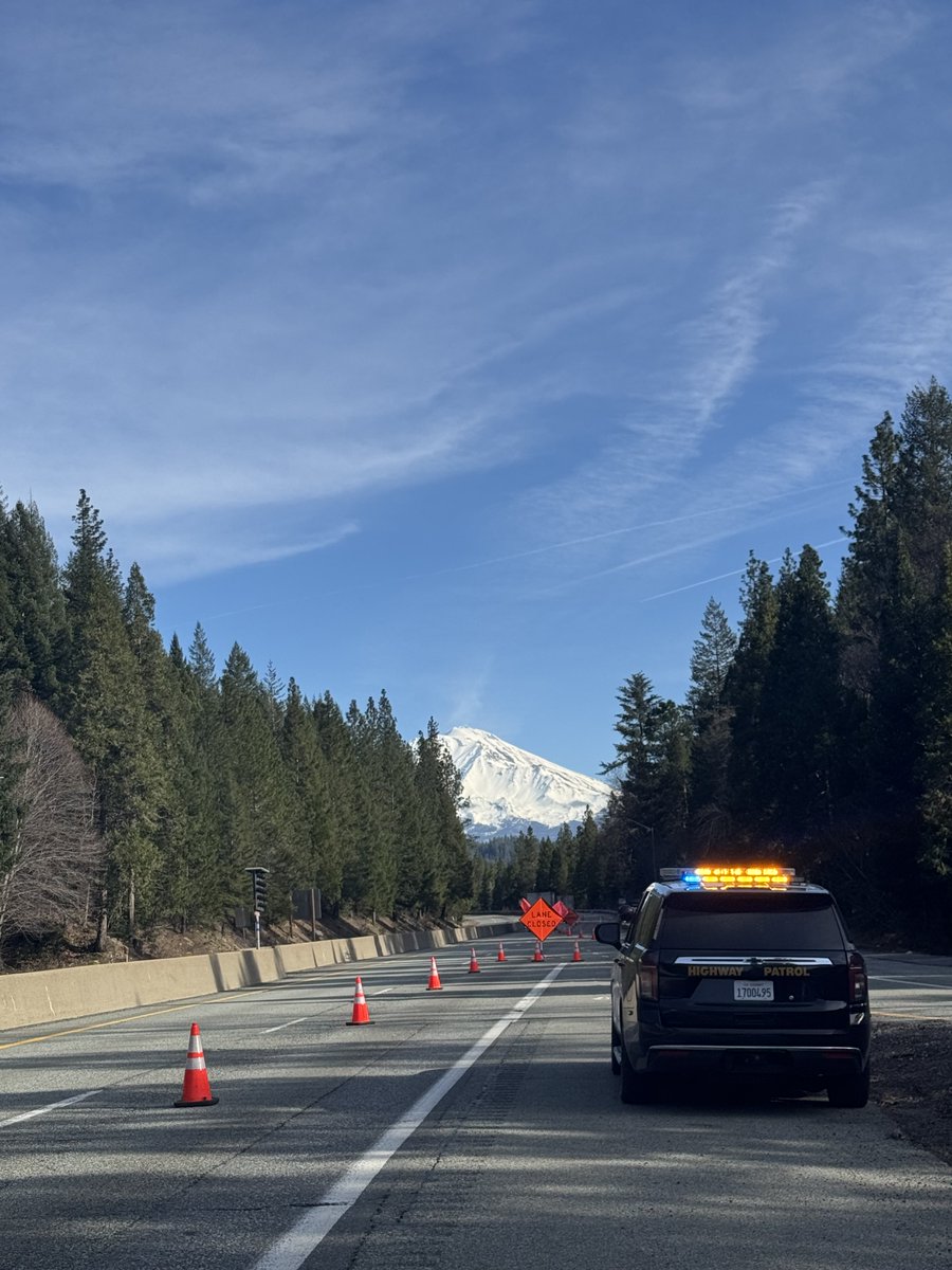 ChpMount's tweet photo. We have projected Lane closures every day this week for construction or maintenance. 
Please slowdown and be aware of workers!
🚧 🚙 🚔 🚨 
#MoveOverSlowDown
#WorkZoneAwareness https://t.co/ne8pPLPo9P