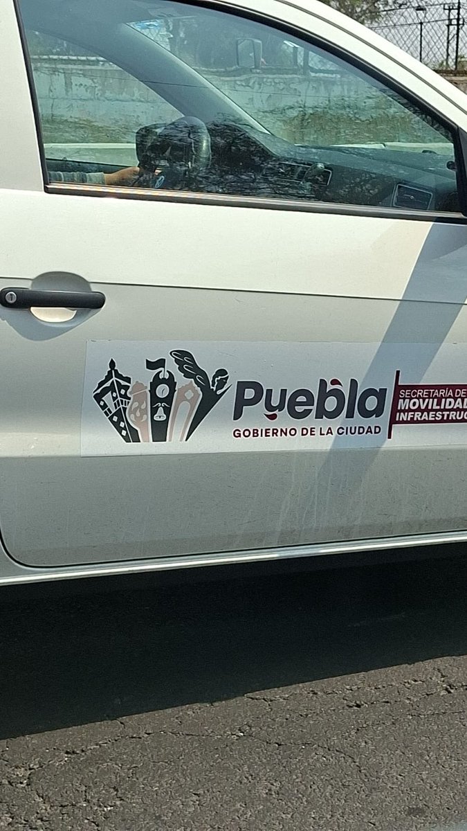 periodistasoy's tweet image. Extraño. Por qué las unidades del parque vehicular del @PueblaAyto, en concreto de la Secretaría de Movilidad e Infraestructura circulan con placas de Nuevo León. Esta unidad fue vista hoy al mediodía sobre la Calzada Zaragoza de la CDMx con sentido a la ciudad de Puebla.