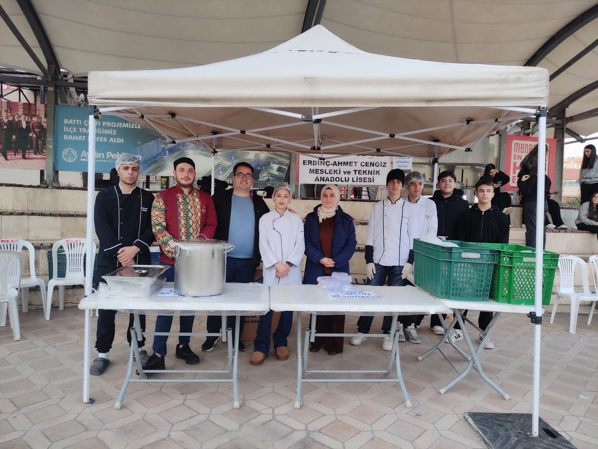 eacmtal's tweet photo. "Maarif‘in Kalbinde Ramazan" etkinlikleri kapsamında okulumuz Yiyecek İçecek Hizmetleri alanı öğretmen ve öğrencileri tarafından Menemen Cumhuriyet Meydanı’nda iftar saatinde halka çorba ve pide dağıtımı yapılmıştır.
Emeği geçen tüm öğretmen ve öğrencilerimize teşekkür ederiz. https://t.co/Wa4zwWdn2g