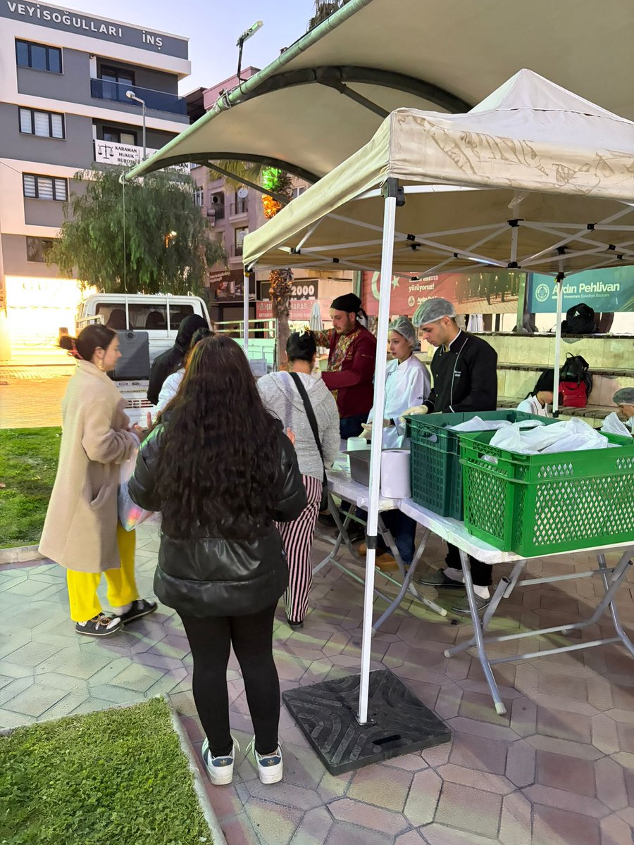 eacmtal's tweet photo. "Maarif‘in Kalbinde Ramazan" etkinlikleri kapsamında okulumuz Yiyecek İçecek Hizmetleri alanı öğretmen ve öğrencileri tarafından Menemen Cumhuriyet Meydanı’nda iftar saatinde halka çorba ve pide dağıtımı yapılmıştır.
Emeği geçen tüm öğretmen ve öğrencilerimize teşekkür ederiz. https://t.co/Wa4zwWdn2g