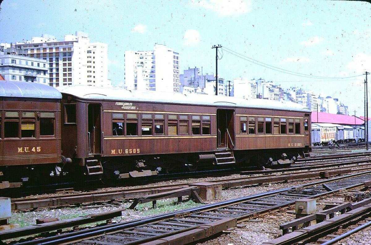 Un tren de cercanías ingresando en 1970 a las inmediaciones de la estación Retiro del Ferrocarril Mitre.
