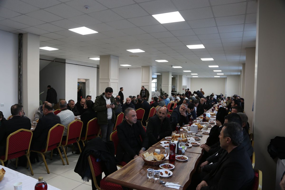 AkpartiBitlis13's tweet photo. 📍 Güroymak İlçe Danışma Meclisi ve İftar Programı

Genel Merkez MKYK Üyemiz Sn. Aişe Nur Nacar, İl Başkanımız Sn. @EnginGunceoglu, Güroymak İlçe Başkanımız Sn. @Nihat_yvz, Güroymak Belediye Başkanımız Sn. @EsrefMutlu_, Günkırı Belediye Başkanımız Sn. İlhan Çetinsoy ve teşkilat mensuplarımızın katılımlarıyla;

Mart Ayı Güroymak İlçe Danışma Meclisi Toplantısı ve İftar Programı gerçekleştirildi.

Toplantıda teşkilat çalışmalarına ilişkin değerlendirme ve istişarelerde bulunulurken, Ramazan ayının manevi ikliminde birlik ve beraberliğimiz pekiştirildi. Program, teşkilat mensuplarımızın katılımıyla gerçekleştirilen iftar yemeğinin ardından sona erdi. 🌙🤝