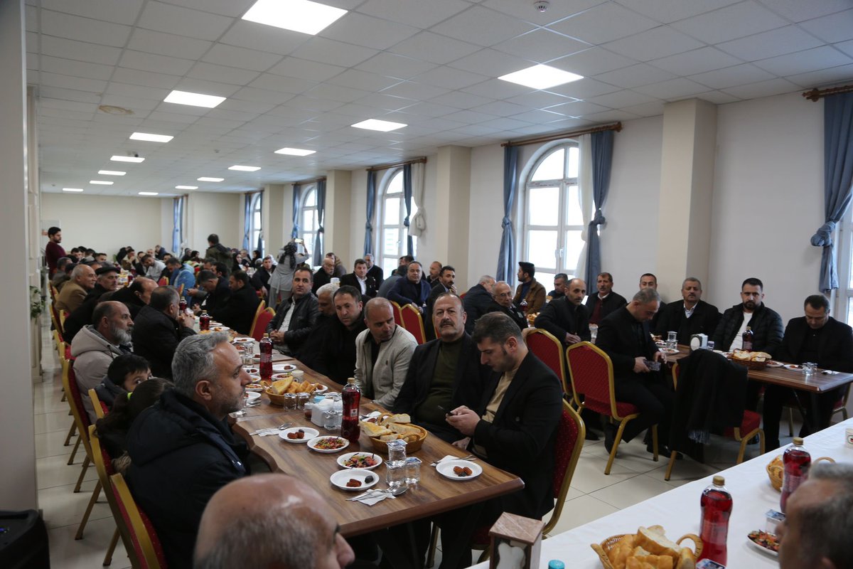 AkpartiBitlis13's tweet photo. 📍 Güroymak İlçe Danışma Meclisi ve İftar Programı

Genel Merkez MKYK Üyemiz Sn. Aişe Nur Nacar, İl Başkanımız Sn. @EnginGunceoglu, Güroymak İlçe Başkanımız Sn. @Nihat_yvz, Güroymak Belediye Başkanımız Sn. @EsrefMutlu_, Günkırı Belediye Başkanımız Sn. İlhan Çetinsoy ve teşkilat mensuplarımızın katılımlarıyla;

Mart Ayı Güroymak İlçe Danışma Meclisi Toplantısı ve İftar Programı gerçekleştirildi.

Toplantıda teşkilat çalışmalarına ilişkin değerlendirme ve istişarelerde bulunulurken, Ramazan ayının manevi ikliminde birlik ve beraberliğimiz pekiştirildi. Program, teşkilat mensuplarımızın katılımıyla gerçekleştirilen iftar yemeğinin ardından sona erdi. 🌙🤝