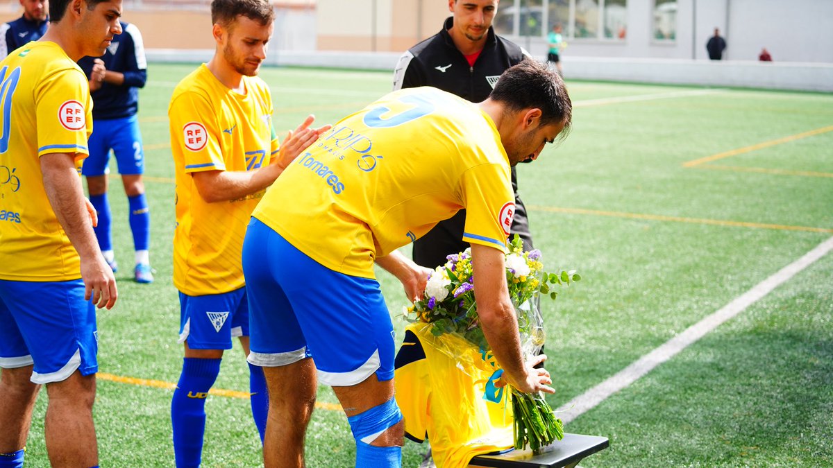UD_Tomares's tweet photo. 🖤 El pasado 7 de marzo se cumplió un año de la pérdida de nuestro querido Manuel Mestraña. 

👏🏼 En el día de ayer nuestros jugadores quisieron rendirle homenaje a su memoria. 

💛 Siempre presente con nosotros. 

#AquiEstamosOtraVez https://t.co/yN1aj50aWX